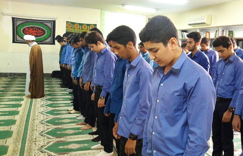 برگزاری نماز جماعت در مدارس به دانش‌آموزان واگذار شود