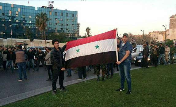 راهپیمایی سوری‌ها در محکومیت تجاوز غربی‌ها به کشورشان+ تصاویر