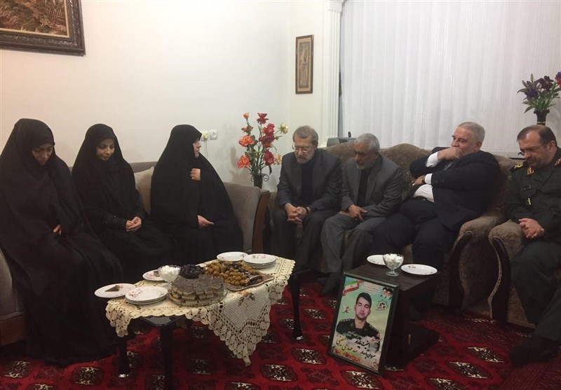  رئیس مجلس با خانواده شهید حسینی دیدار کرد 