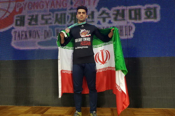 ورزشکاری که با لباس مزین به نام امام حسین (ع) روی سکوی جهانی رفت