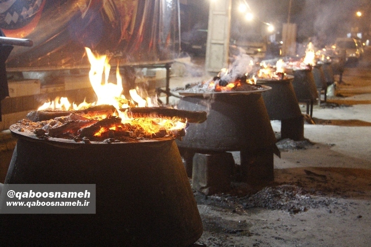توزیع نذری و پخت غذا در شب عاشورا/ تصاویر