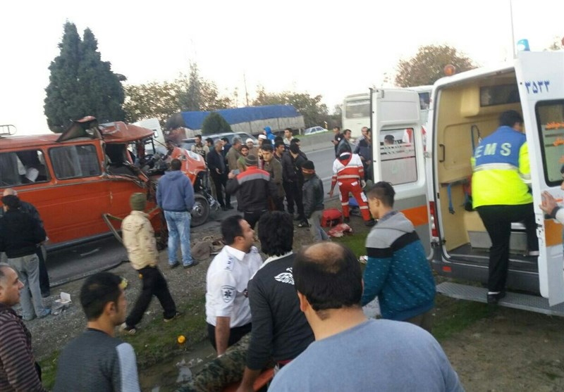واژگونی مینی‌بوس در گنبدکاووس یک کشته و ۳۲ زخمی در پی داشت 