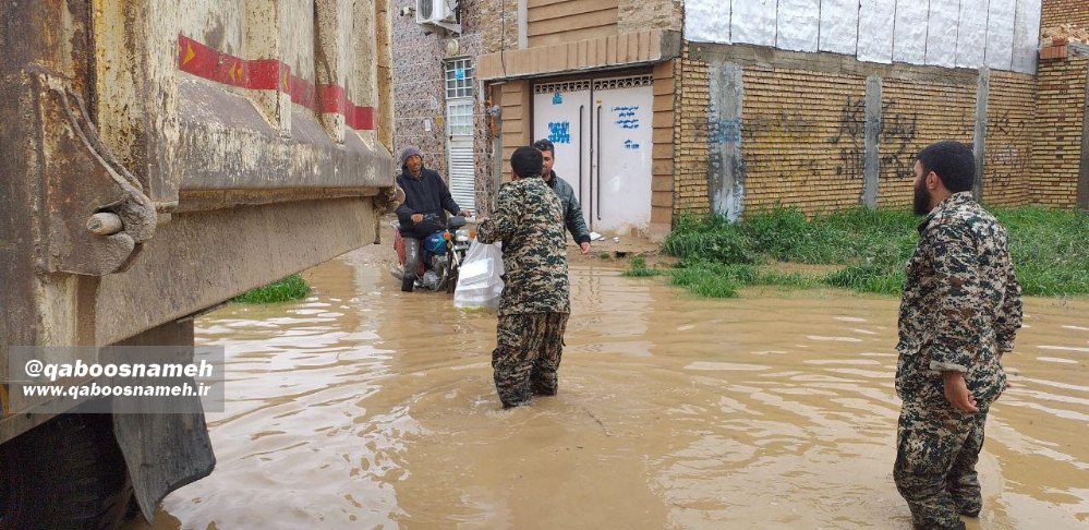 سپاه و بسیج در میدان خدمت رسانی به گرفتاران در سیلاب + تصاویر