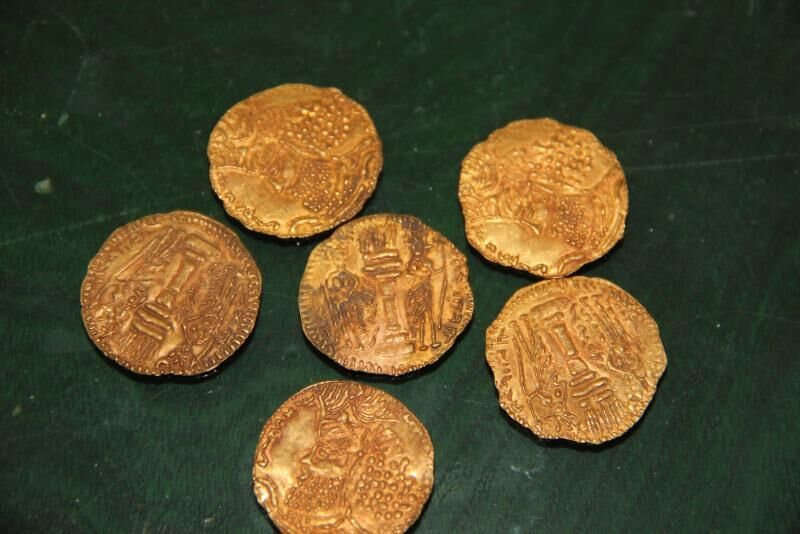 سکه‌های تاریخی با قدمت ۱۳۰۰ سال در گنبدکاووس کشف شد