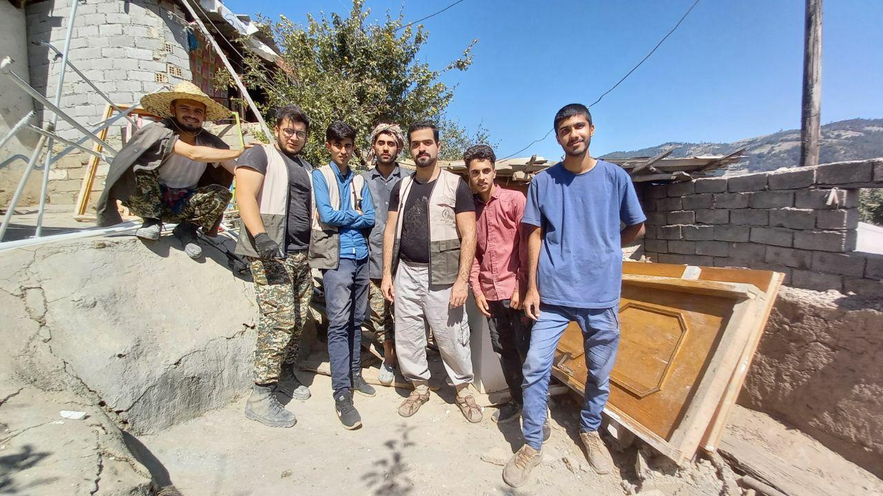 فعالیت قرارگاه جهادی شهید تولی بسیج دانشجویی گنبد کاووس در مناطق زلزله زده رامیان
